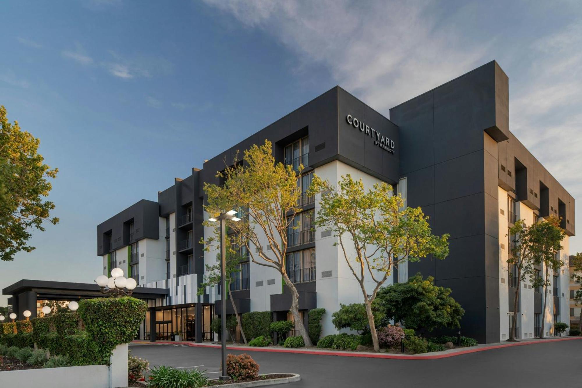 Courtyard San Jose Airport Hotel Exterior photo